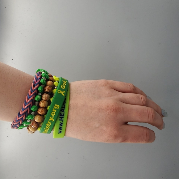 Lot of 6 Beaded Silicone Wood Bracelets - Picture 3 of 9